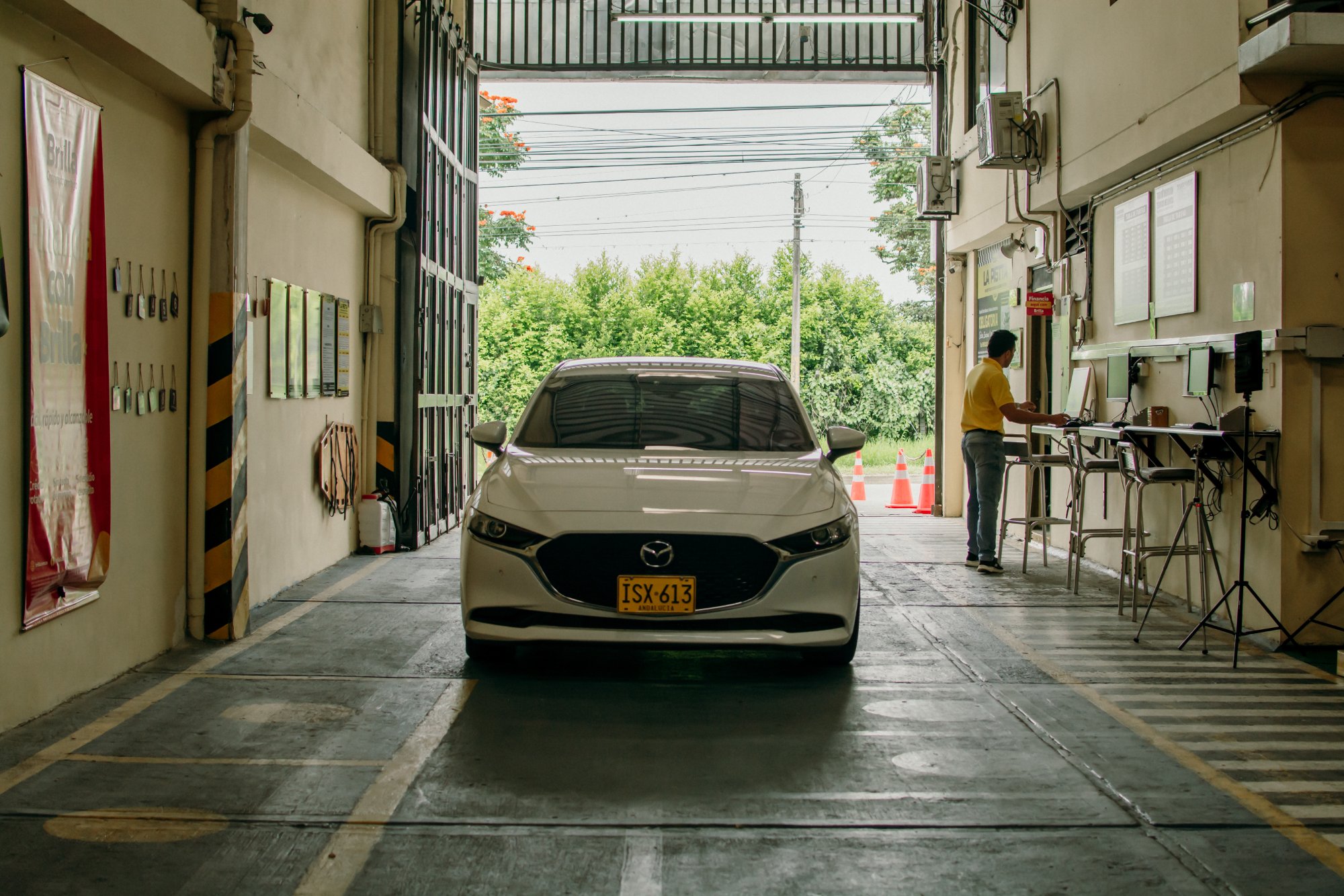 Vehículo Mazda en línea de revisión técnico-mecánica CDA La Pistta Tuluá